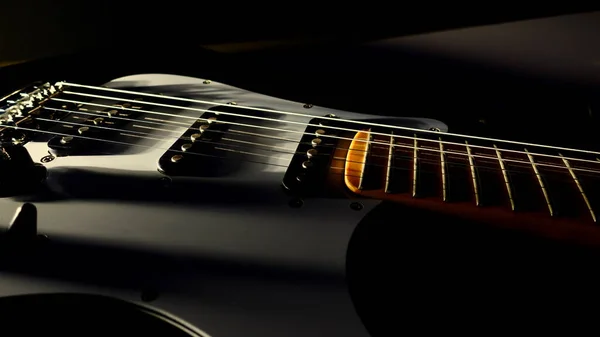 Guitarra Elétrica Luz Sombra Fundo Escuro — Fotografia de Stock