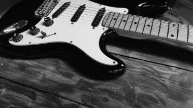 Eski ahırdaki tahta tahtalarda elektro gitar. siyah ve beyaz 