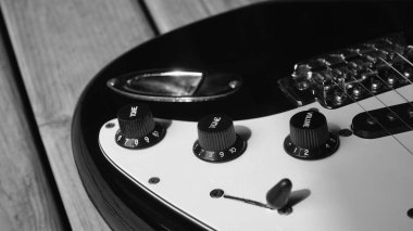 Eski ahırdaki tahta tahtalarda elektro gitar.                            