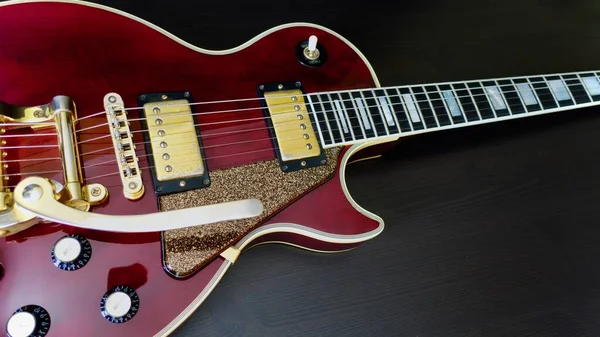 Klasik elektro gitar kapanışı. koyu arkaplan                            