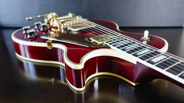 Vintage Electro Guitarra Closeup Fundo Escuro — Fotografia de Stock