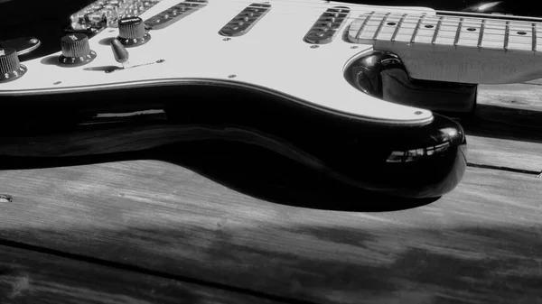 Guitarra Eléctrica Las Tablas Madera Antiguo Granero Blanco Negro —  Fotos de Stock