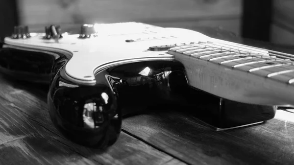 Guitarra Elétrica Nas Tábuas Madeira Celeiro Velho Preto Branco — Fotografia de Stock