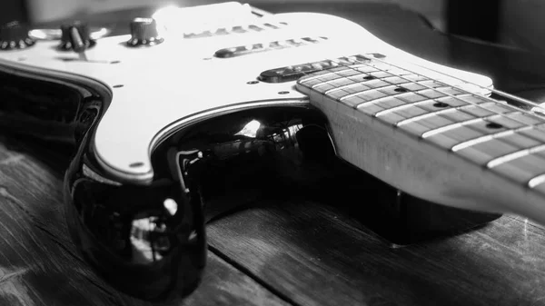 Guitare Électrique Sur Les Planches Bois Dans Ancienne Grange Noir — Photo