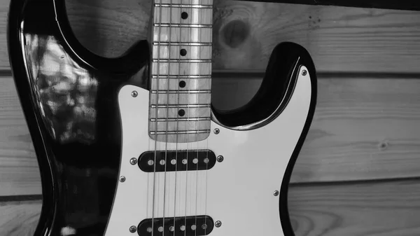 Guitarra Elétrica Nas Tábuas Madeira Celeiro Velho Preto Branco — Fotografia de Stock