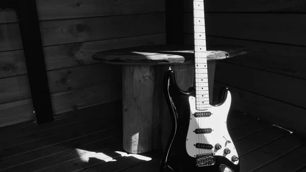 Guitarra Elétrica Nas Tábuas Madeira Celeiro Velho Preto Branco — Fotografia de Stock