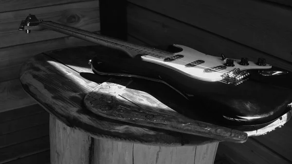 电吉他在旧谷仓的木板上 黑人和白人 — 图库照片