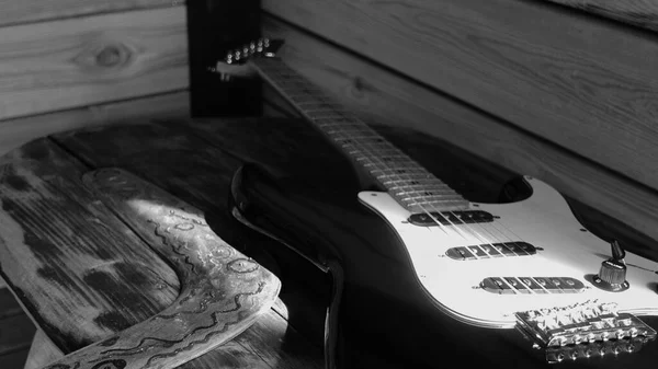 Guitarra Elétrica Nas Tábuas Madeira Celeiro Velho Preto Branco — Fotografia de Stock