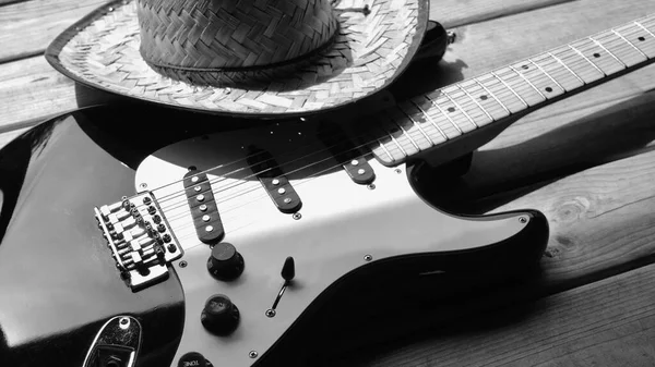 旧谷仓木板上的电吉他和牛仔帽 黑人和白人 — 图库照片