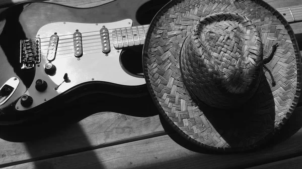 Guitarra Elétrica Chapéu Cowboy Nas Tábuas Madeira Celeiro Velho Preto — Fotografia de Stock