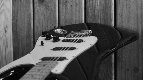 旧谷仓木板上的电吉他 — 图库照片