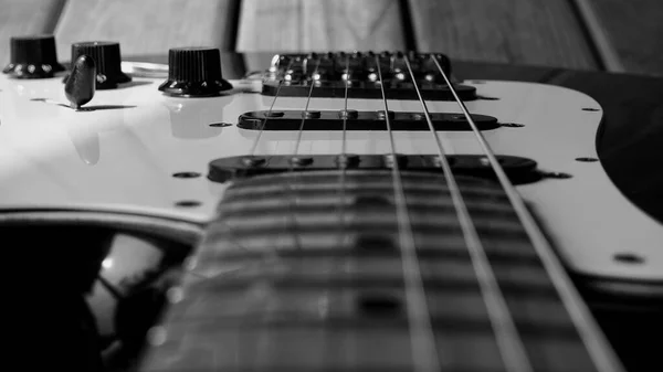 Gitarre Auf Den Holzbrettern Der Alten Scheune — Stockfoto