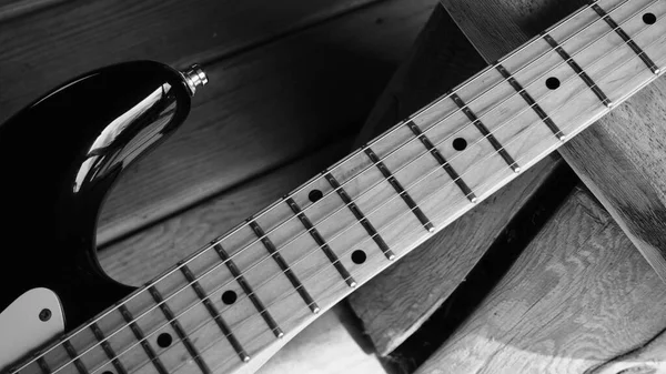 旧谷仓木板上的电吉他 — 图库照片