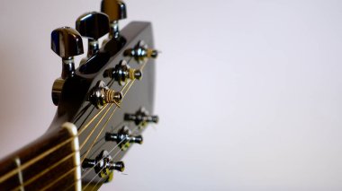 Gitar başlığı yakın plan. Beyaz arka plan. Boşluğu kopyala                             