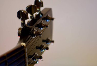 Gitar başlığı yakın plan. Beyaz arka plan. Boşluğu kopyala                             