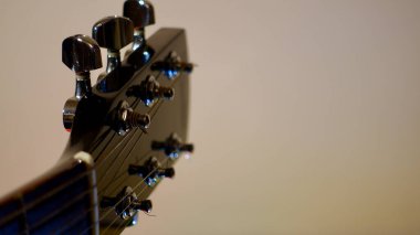 Gitar başlığı yakın plan. Beyaz arka plan. Boşluğu kopyala                             