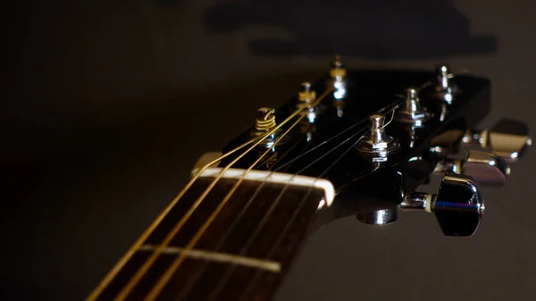 ギターのヘッドストックをコピースペースで閉じて 暗い背景 — ストック写真