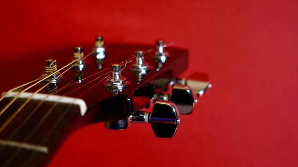 Nahaufnahme Des Kopfstocks Der Gitarre Roter Hintergrund Mit Kopierraum — Stockfoto