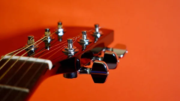 Nahaufnahme Des Kopfstocks Der Gitarre Roter Hintergrund Mit Kopierraum — Stockfoto
