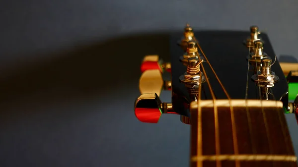 Tête Guitare Gros Plan Fond Bleu Foncé Avec Espace Copie — Photo