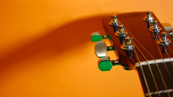 Headstock Guitarra Close Fundo Laranja Com Espaço Cópia — Fotografia de Stock