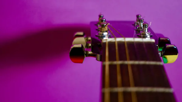 Gitar Başlığı Yakın Plan Mor Arka Plan Boşluğu Kopyala — Stok fotoğraf