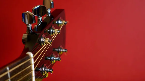 Nahaufnahme Des Kopfstocks Der Gitarre Dunkelroter Hintergrund Kopierraum — Stockfoto