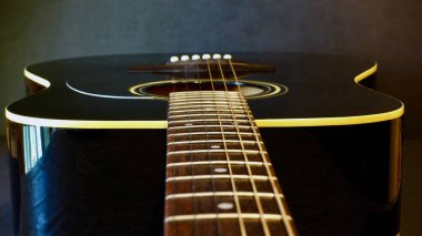 Akustik gitar yakın plan. renk arkaplanı 