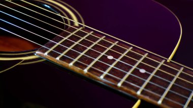 Akustik gitar yakın plan. renk arkaplanı                               