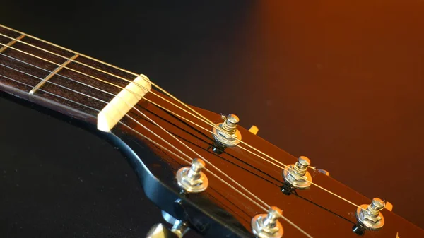Primer Plano Guitarra Acústica Fondo Color —  Fotos de Stock
