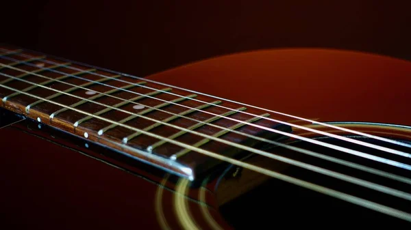 アコースティック ギター クローズアップ 色背景 — ストック写真