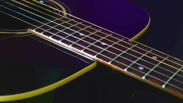 Primer Plano Guitarra Acústica Fondo Color —  Fotos de Stock