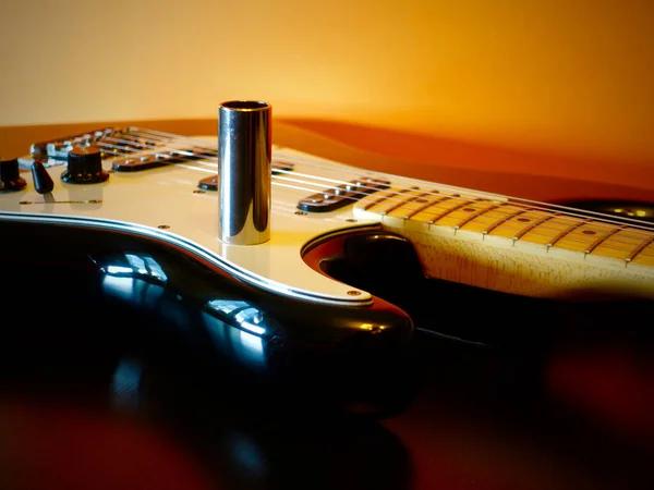 Акустическая Гитара Гитарный Слайдер Крупный План Цвет Backgriund — стоковое фото