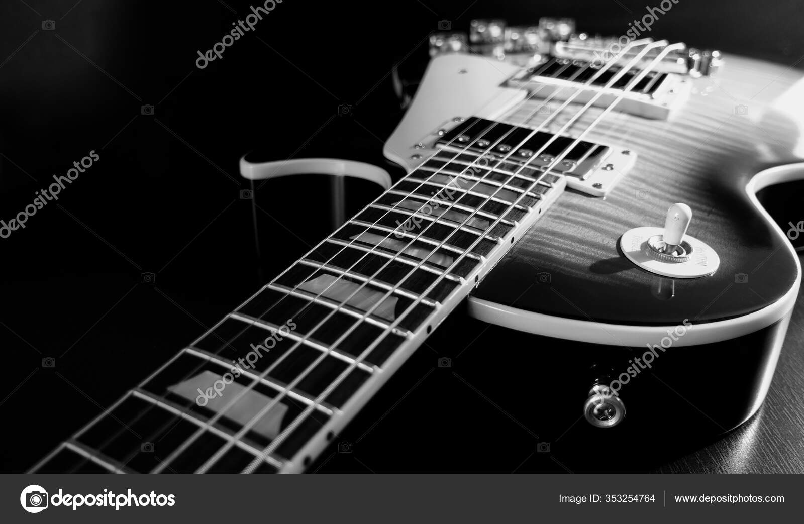 Primer Plano Guitarra Eléctrica Fondo Oscuro Blanco Negro — Foto de stock  #353254764 © ValeriySound, image size:1600x1043