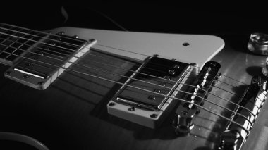 Elektro gitar kapanışı. Karanlık arka plan. siyah ve beyaz