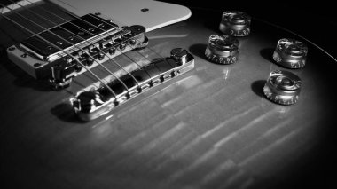 Elektro gitar kapanışı. Karanlık arka plan. Siyah ve beyaz