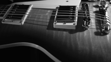 Elektro gitar kapanışı. Karanlık arka plan. Siyah ve beyaz