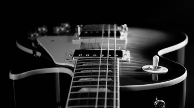Elektro gitar kapanışı. Karanlık arka plan. Siyah ve beyaz