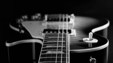 Elektro gitar kapanışı. Karanlık arka plan. Siyah ve beyaz