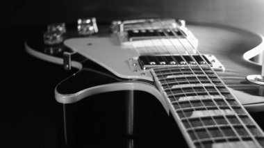 Elektro gitar kapanışı. Karanlık arka plan. Siyah ve beyaz