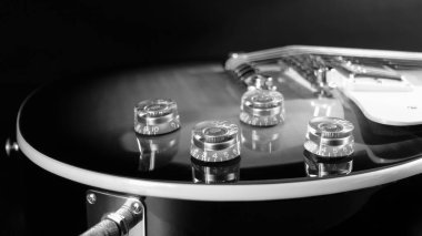 Elektro gitar kapanışı. Karanlık arka plan. Siyah ve beyaz