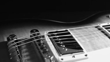 Elektro gitar kapanışı. Karanlık arka plan. Siyah ve beyaz
