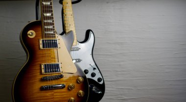 Eski elektrikli gitar gövdesine yakın çekim. Boşluğu kopyala