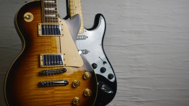 Eski elektrikli gitar gövdesine yakın çekim. Boşluğu kopyala