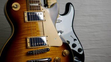 Eski elektrikli gitar gövdesine yakın çekim. Boşluğu kopyala