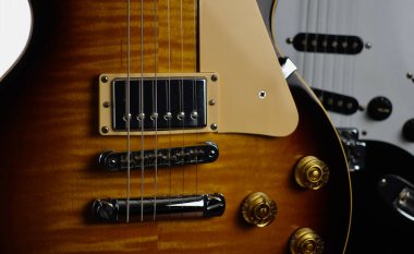 Eski elektrikli gitar gövdesine yakın çekim. Boşluğu kopyala