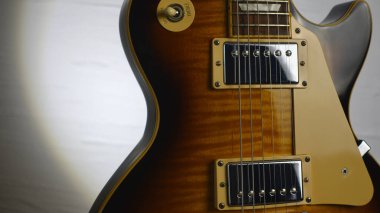 Eski elektrikli gitar gövdesine yakın çekim. Boşluğu kopyala