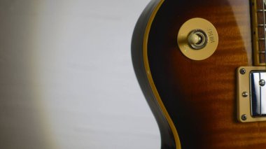 Eski elektrikli gitar gövdesine yakın çekim. Boşluğu kopyala