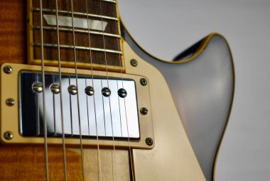 Eski elektrikli gitar gövdesine yakın çekim. Boşluğu kopyala