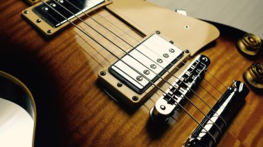Elektro gitar gövdesine yakın çekim. Renk ışığı